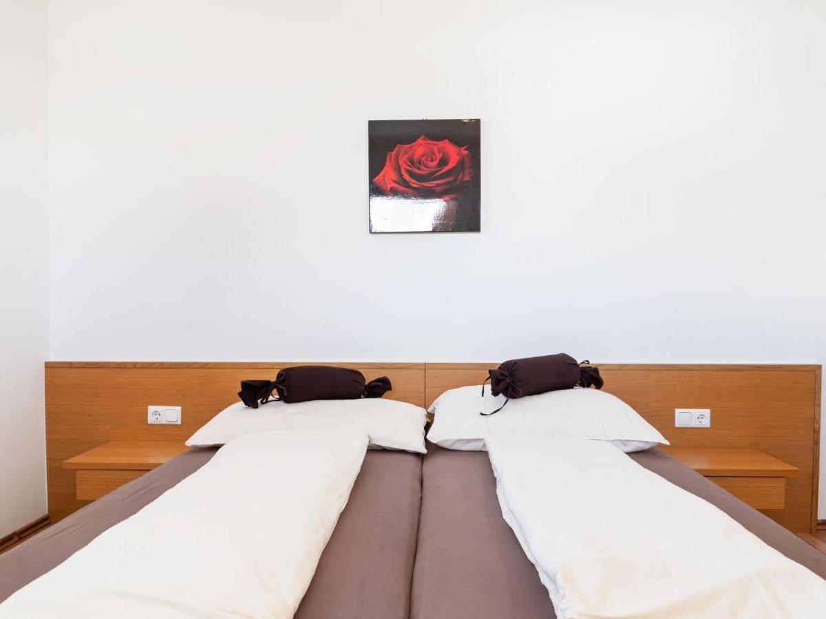 Elegant Apartment In Saalfelden With Balcony Exteriör bild